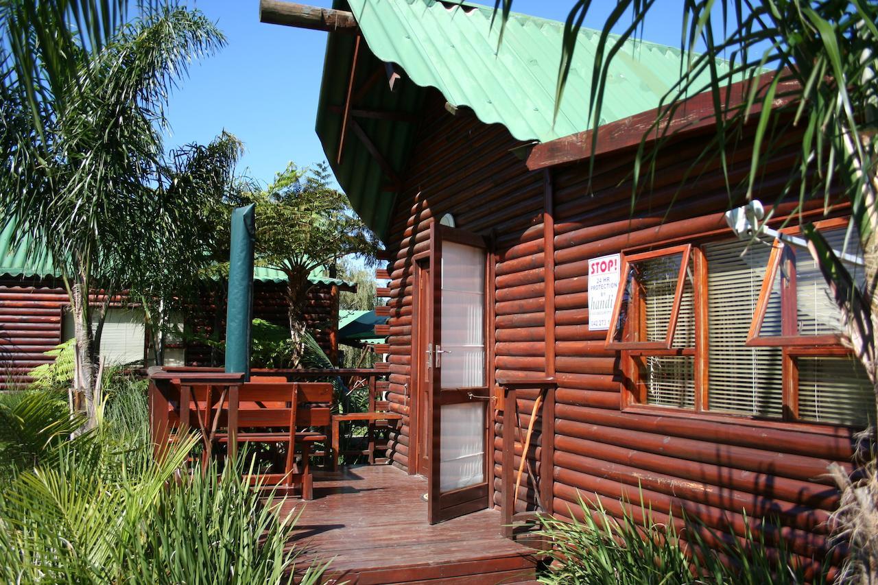 Mountain Breeze Log Cabins Stormsrivier Ruang foto