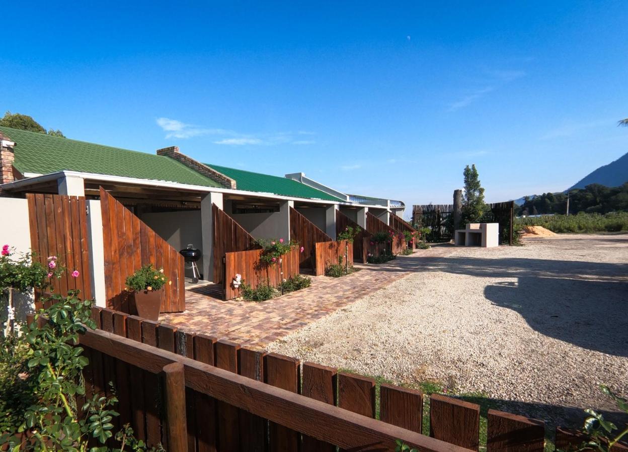 Mountain Breeze Log Cabins Stormsrivier Bagian luar foto
